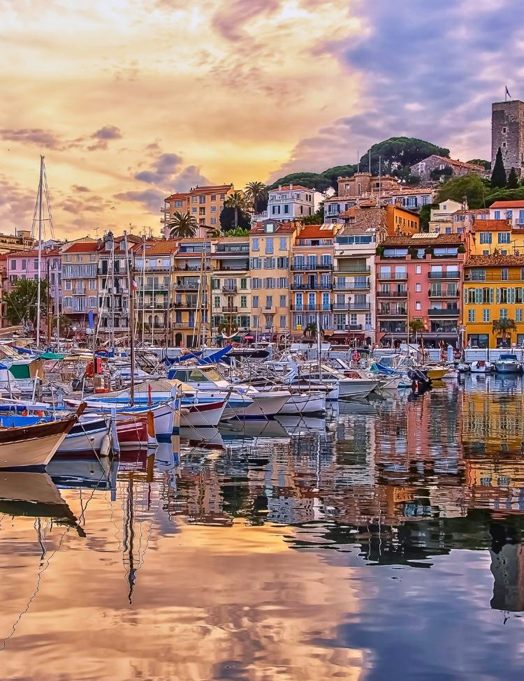 Cannes Stadtansicht bei Sonnenuntergang am alten Hafen