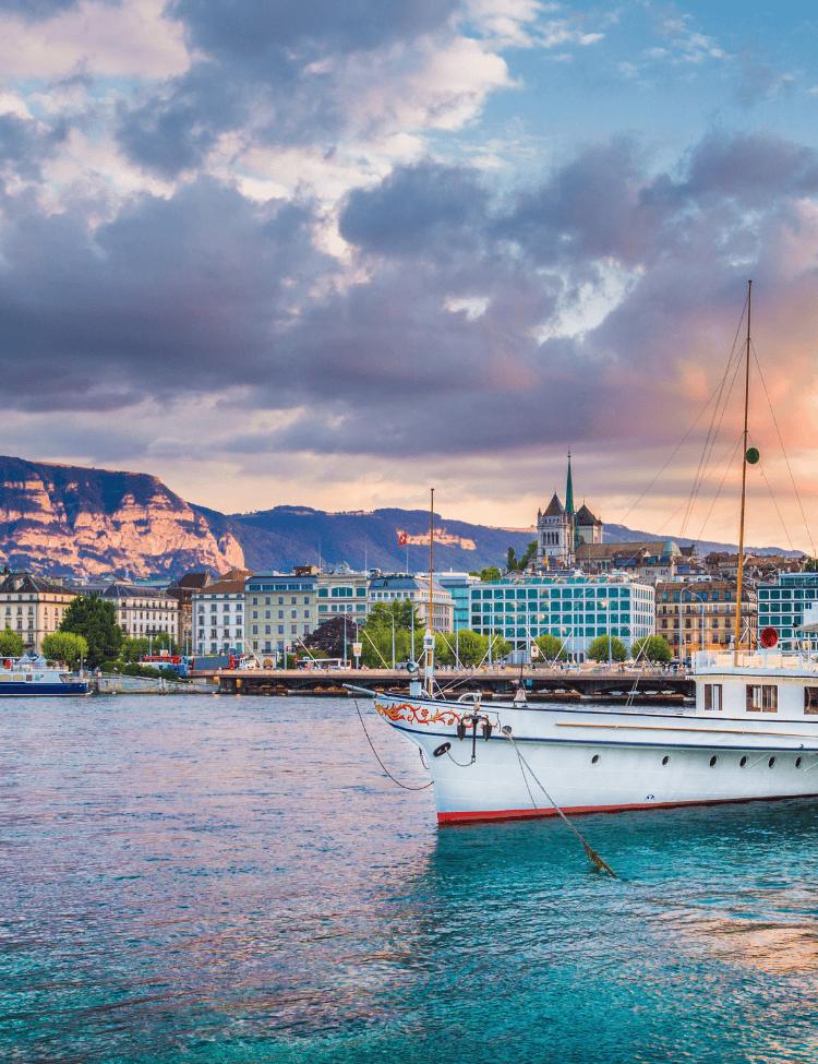 Vue panoramique de la ville de Genève en Suisse au coucher du soleil