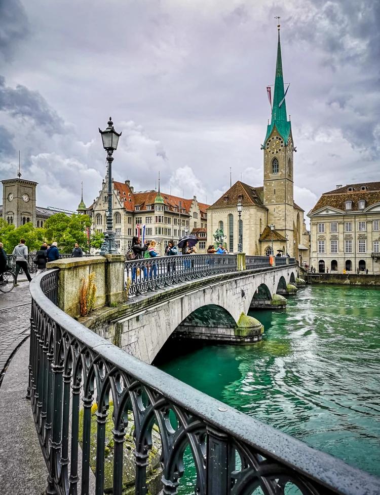 Zürcher Brücke mit Fraumünsterkirche an der Limmat